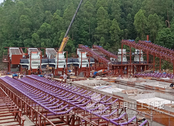 砂石破碎生產(chǎn)線現(xiàn)場(chǎng)